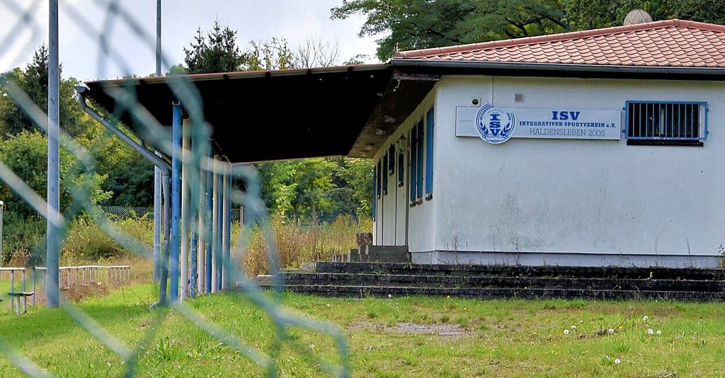 Der Sportplatz mit Vereinsheim an der Lindenallee in Althaldensleben wird schon seit über fünf Jahren nicht mehr genutzt.