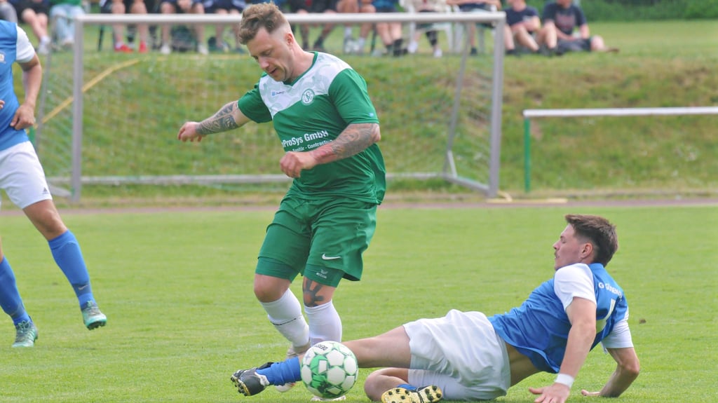 Nie aufgegeben haben sich die Kicker der TSG Grün-Weiß Möser um Andreas Breckau (links) im Derby gegen Güsen/Parey (Hagen Büttner).