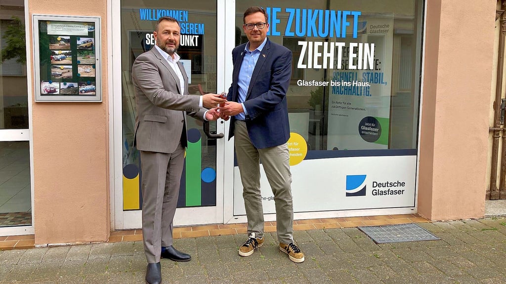 Christof Milek und Coswigs Bürgermeister Axel Clauß vor dem Servicepunkt des Unternehmens in der Friedrikenstraße.