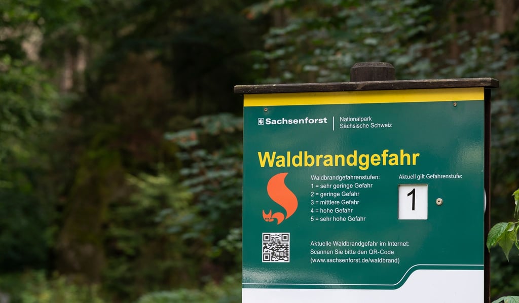 Ein Waldbrandgefahr-Warnschild im Nationalpark Sächsische Schweiz.