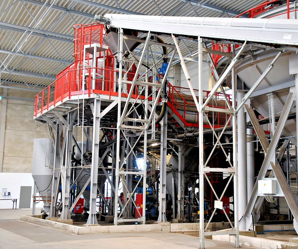 Ein Blick in die große Produktionshalle der AIM Recycling Germany GmbH im Gardelegener Industriegebiet. Die Technik wurde von der AIM selbst entwickelt. Die Anlagen sind somit Unikate und stehen in keiner anderen Werkshalle. Gestern wurde Einweihung für das neue Unternehmen gefeiert.