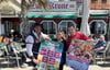 Werbung und Palmen: Florian Seidel (r.), hier mit den Wirten Beatrice Ciccardini  und Christian Lafourcade von der Kneipe „Zur Krone“, verteilt auf Mallorca für die Mega-Malle-Party in Magdeburg Plakate.