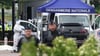 Gerichtsmediziner und Polizisten am Ort des Angriffs an einer Mautstelle in Nordfrankreich.