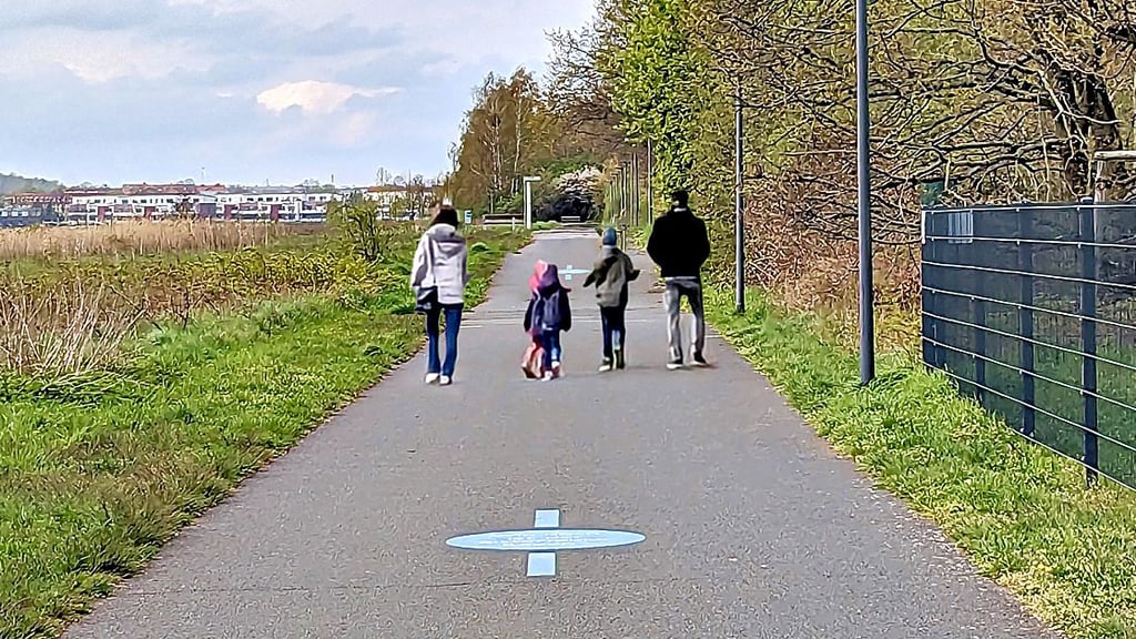 Der "Blaue Pfad" führt Besucher der Stadt von der Marina am Bernsteinsee zur Touristeninformation in der Innenstadt.