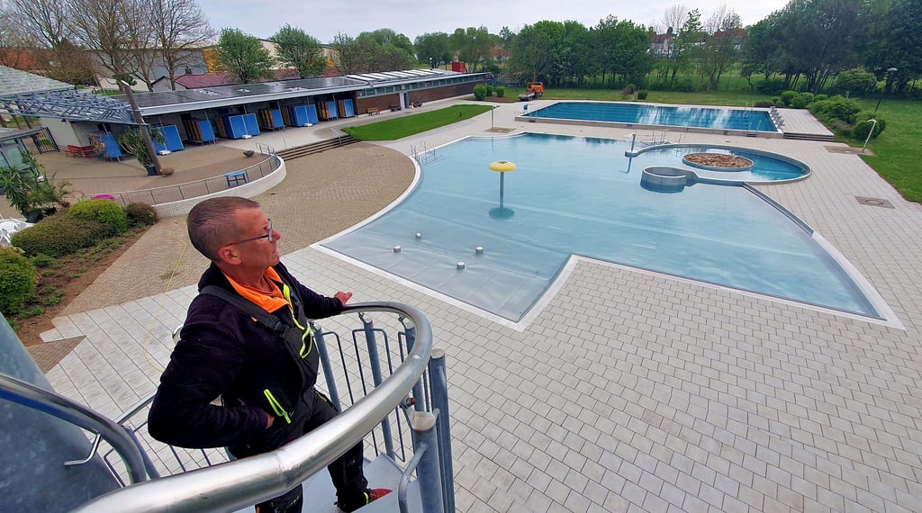 Für Schwimmeister Heiko Engler ist es die siebente Saison in dem 1999 eröffneten Freibad.