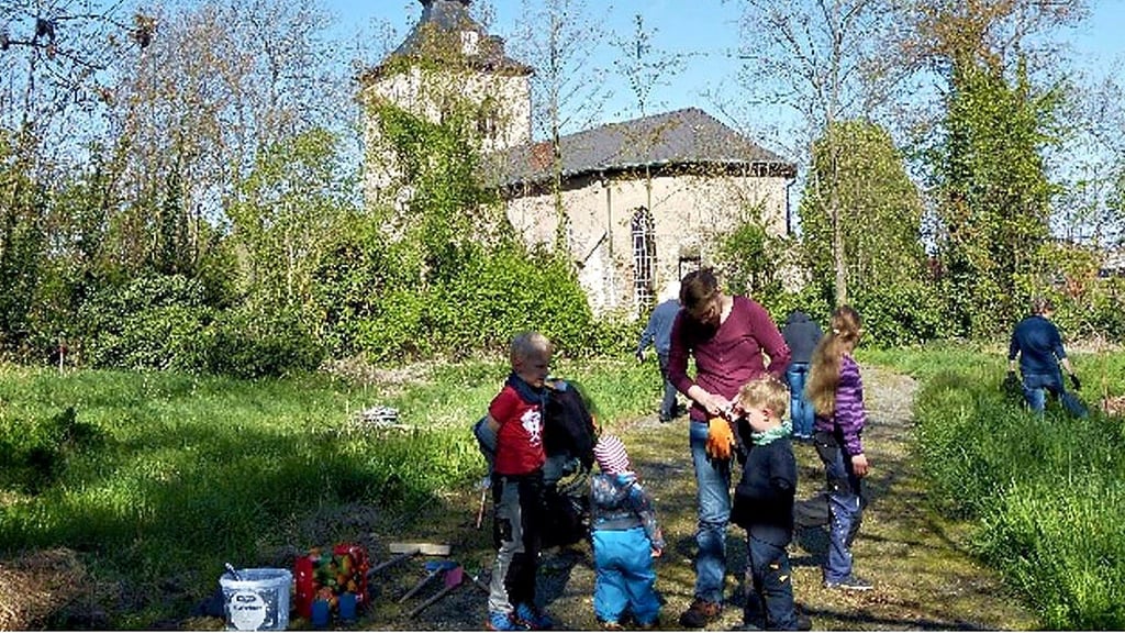 An der St. Andreaskirche wurde der alte Friedhof gemäht.