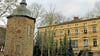 Wahrzeichen Belsdorfs und zugleich Vereins- und Jubiläumslogo: der Taubenturm auf dem ehemaligen Klostergut mit dem alten Herrenhaus im Hintergrund.