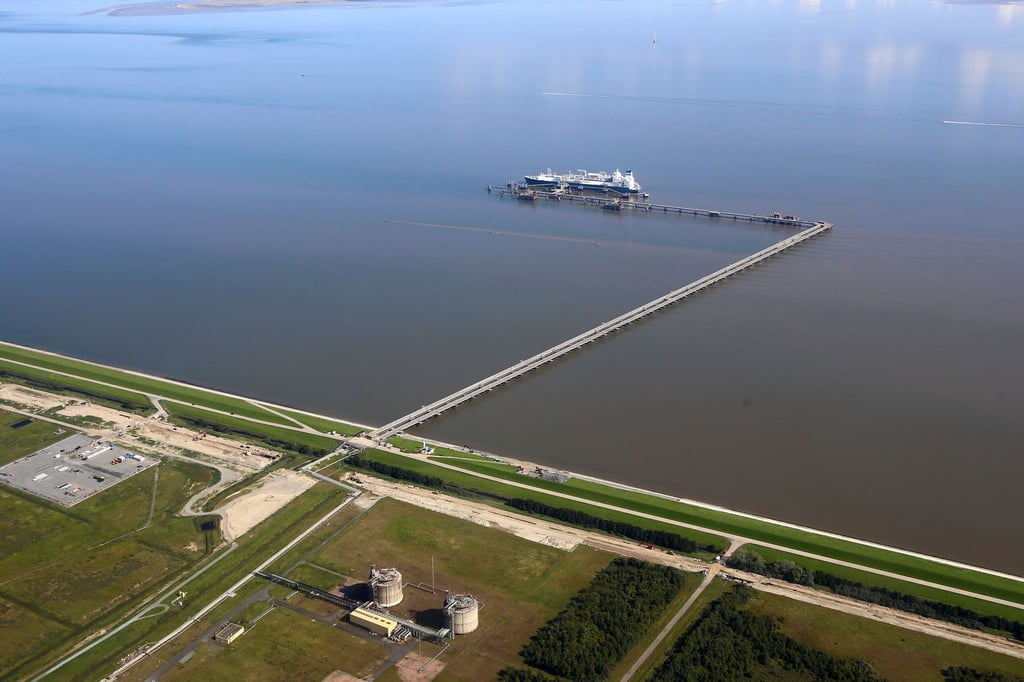Luftaufnahme des LNG-Speicher- und Verdampfungs-Schiffes „Höegh Esperanza“ am LNG-Terminal Wilhelmshaven.
