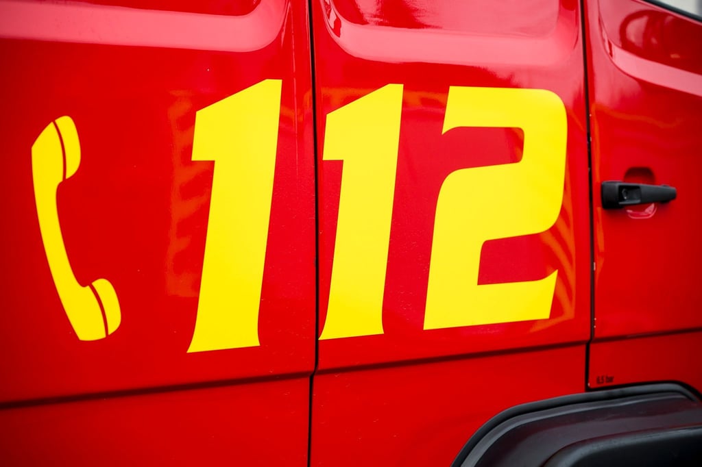 Der Notruf 112 ist auf einem Einsatzwagen der Feuerwehr zu sehen.