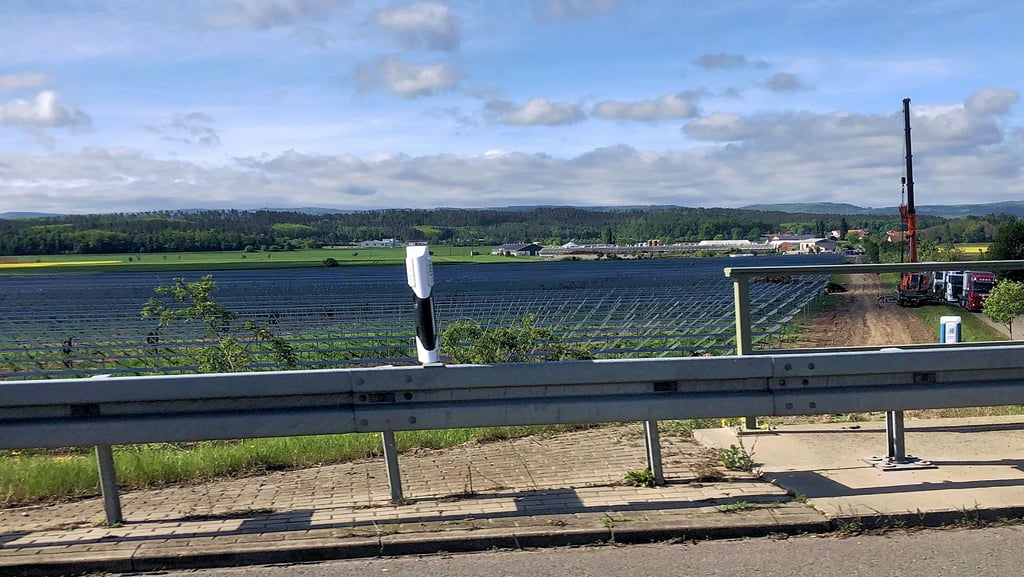 Zwischen der A 36 und dem Ort Westerhausen (Hintergrund) entsteht ein Solarpark. Die Metallkonstruktionen für die PV-Module stehen schon.