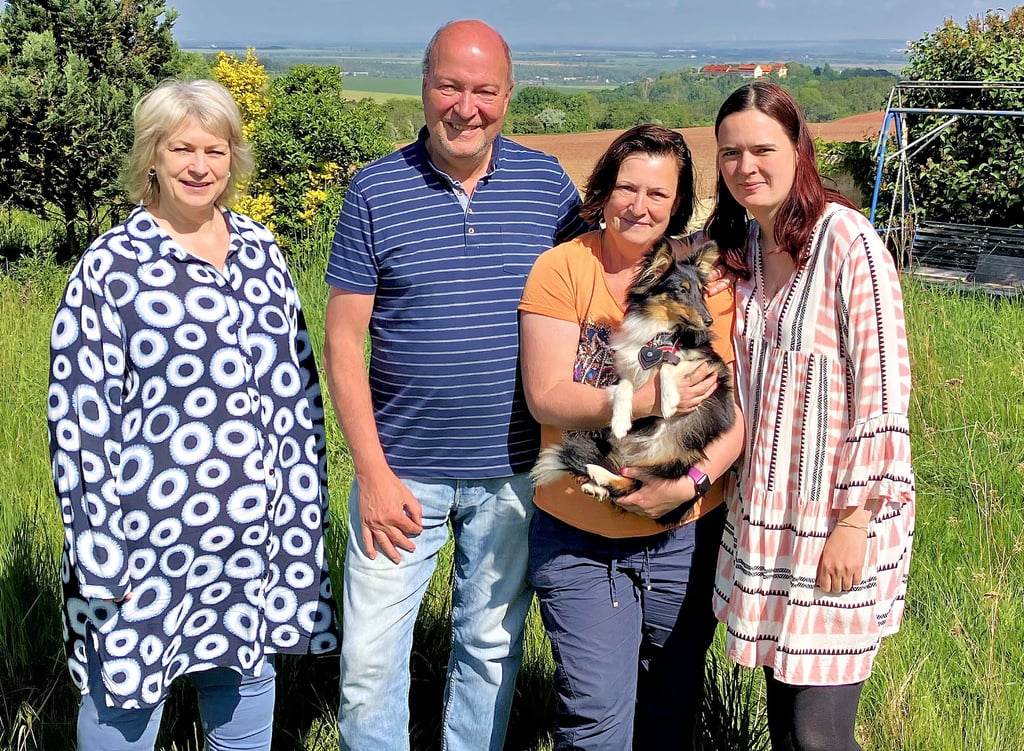 Haus-Verkäuferin Constance Staub und die Wahl-Neuplatendorfer Torsten Buchwald, Annett und Janine Adamski (von links) und Hündin Ida.