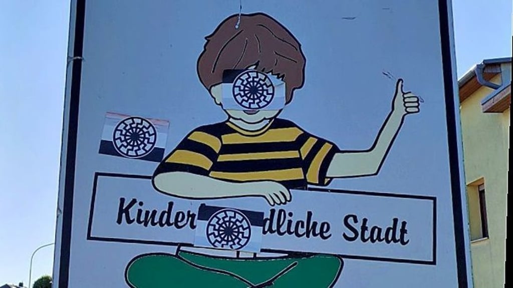 Drei Aufkleber einer „Schwarzen Sonne“, eines Symbols aus der Nazi-Szene, befinden sich am Schild nahe dem Schönebecker Ortseingang.
