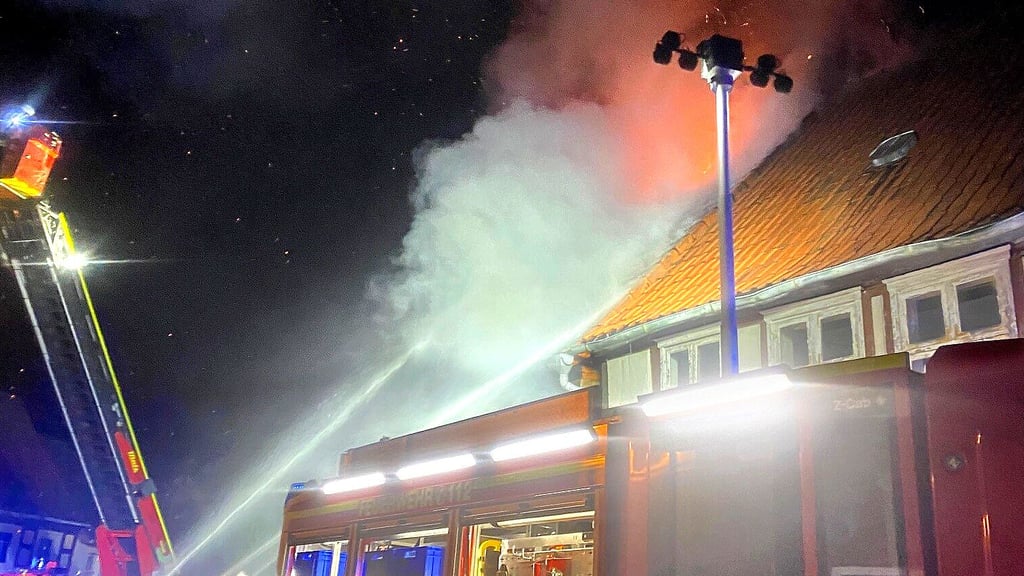 In der Nacht auf Freitag, 1. März, dieses Jahres brannte ein Wohnhaus in der Fabianstraße Werben (Altmark) aus. Die Bewohnerin kam dabei ums Leben. Die Feuerwehren bekämpften den Brand von zwei Drehleitern aus gleichzeitig.