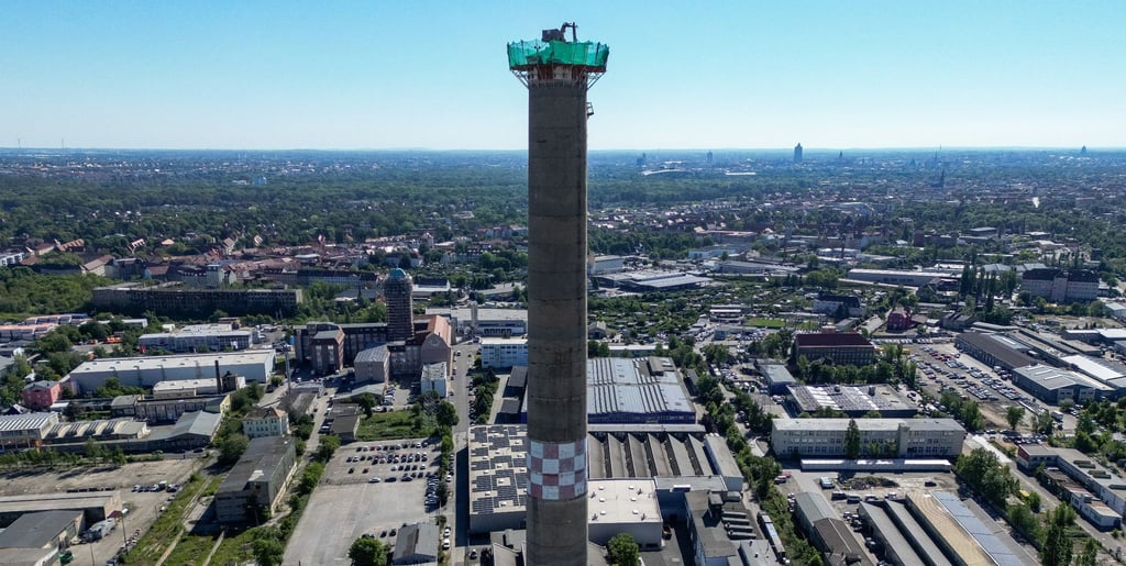 Mit einem so genannten Spinnenbagger wird der Schornstein der ehemaligen Gießerei Halberg-Guss abgetragen.