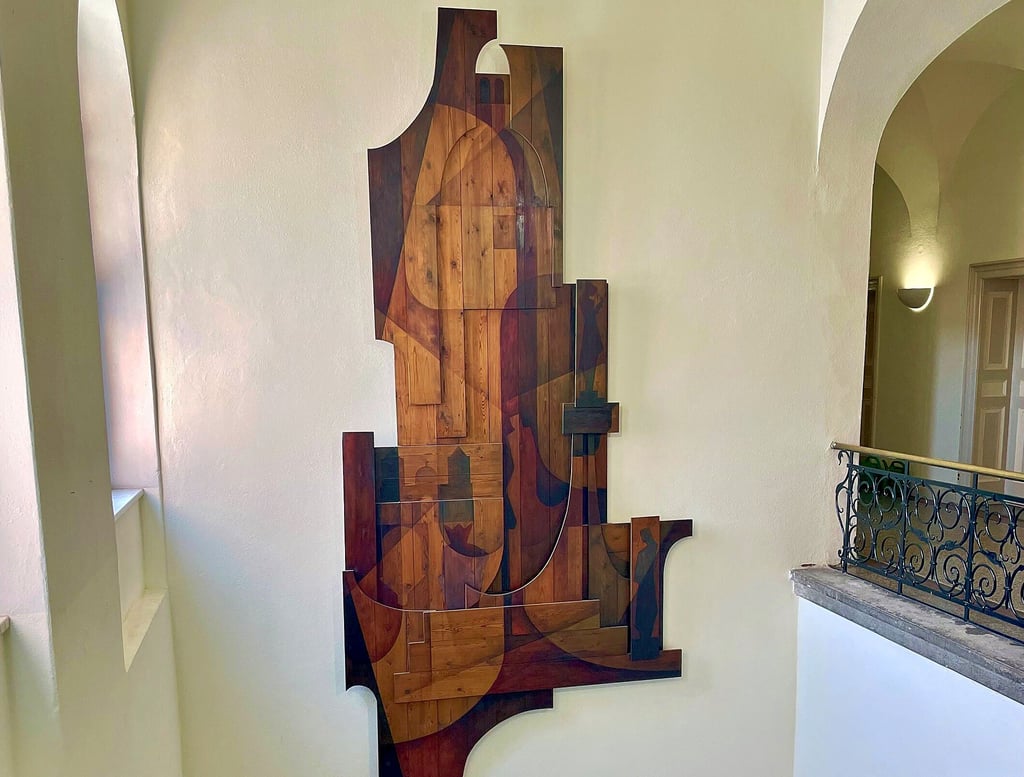 Diese Holzcollage hängt im Aufgang des Schönebecker Rathauses und soll nun eine Hinweistafel bekommen. Lange Zeit war unbekannt, wer das Kunstwerk geschaffen hat, doch dieses Rätsel wurde nun gelöst.