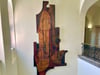 Diese Holzcollage hängt im Aufgang des Schönebecker Rathauses und soll nun eine Hinweistafel bekommen. Lange Zeit war unbekannt, wer das Kunstwerk geschaffen hat, doch dieses Rätsel wurde nun gelöst. 
