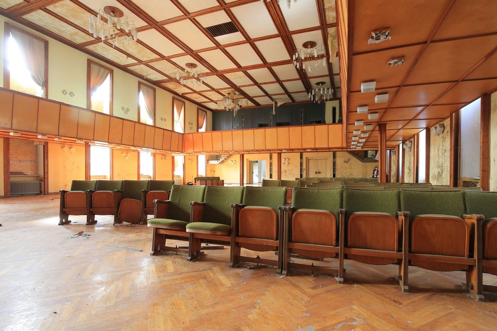 Die Aula in der ehemaligen nationalsozialistischen Eliteschule in Ballenstedt im Harz ist ein Lost Place in Sachsen-Anhalt.