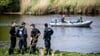 Einsatzkräfte der Polizei fahren über die Oste. Der sechs Jahre alte Arian aus dem niedersächsischen Bremervörde-Elm wird weiter vermisst. Die Suche nach dem Jungen geht weiter.