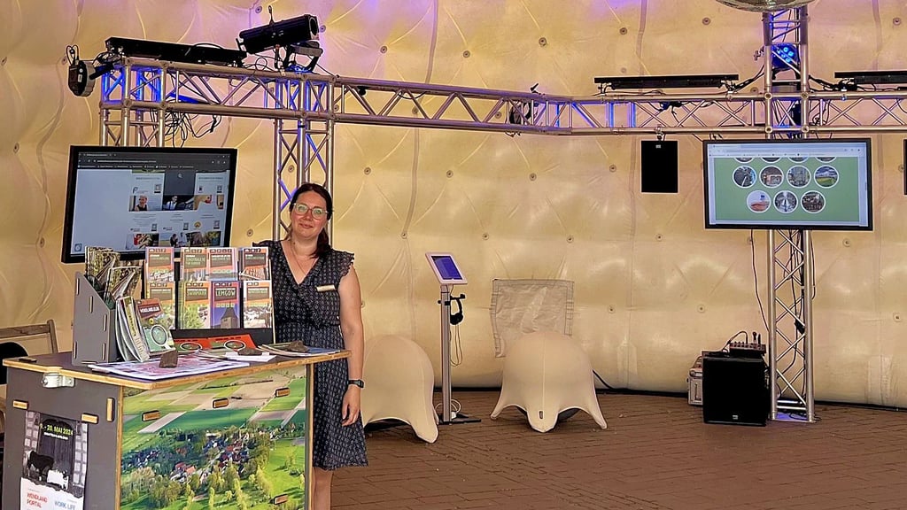 Regionalmanagerin Olga Mundloch wartet im Airdome in Lüchow auf Interessenten.
