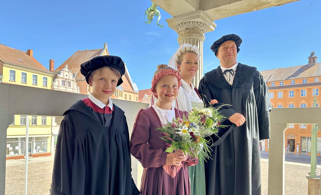 Die Lutherpaare des Jahres 2024: Caroline und Oliver Koschmieder mit Kinderpaar Luise Böhmert und Karl Mattner.