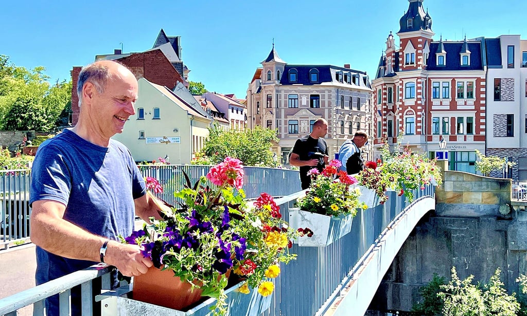 Bunt kommt jetzt Bernburgs Fußgängerbrücke daher.