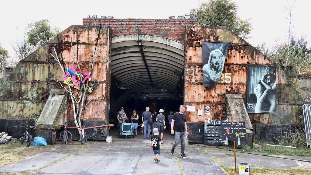 Archivbild aus 2022 - In den Hangars auf dem Gelände gab es vom Seminaren, Ausstellungen, Workshops und DJ's alles, was das Jesusfreak-Herz begehrt.