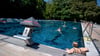 Badegäste schwimmen im Sommerbad Kreuzberg im Sportbecken. Zwei der drei Schwimmbecken des Sommerbades in Kreuzberg sind wegen Sanierungsarbeiten gesperrt. Die Berliner Bäder-Betriebe informieren heute über den Zustand des Sommerbades in Kreuzberg.