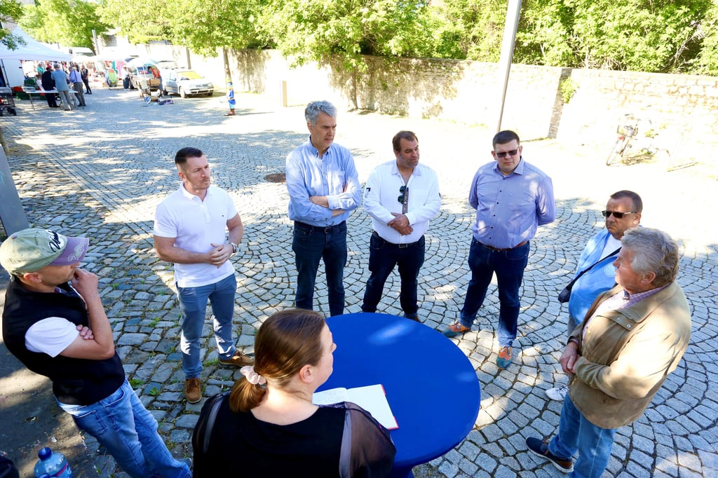 Am blauen runden Tisch haben die Staßfurter am Dienstagmorgen die Möglichkeit, mit den Stadtratskandidaten ins Gespräch zu kommen.