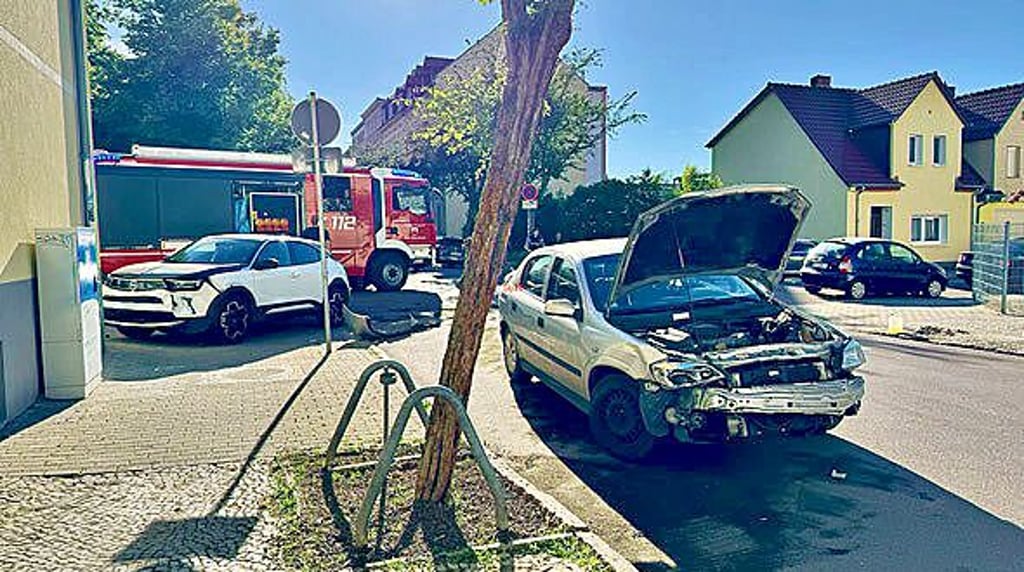 Die Feuerwehr Köthen muss bei einem Verkehrsunfall Hilfe leisten.