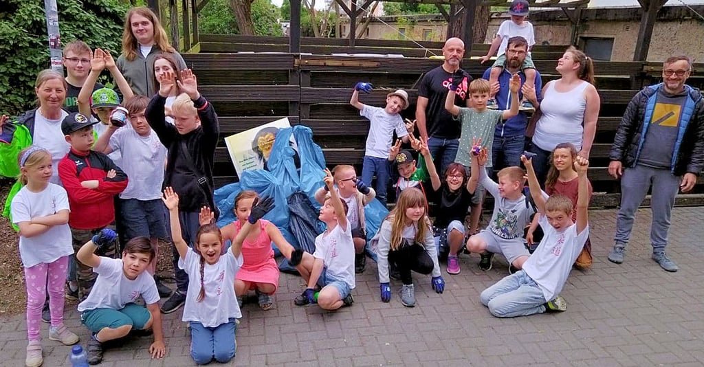 20 Kinder des Kampfsportvereins Sama Budo Kai und ihre Eltern haben in Jessen Nord Müll eingesammelt.