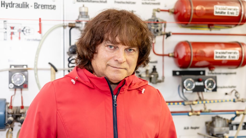 Fahrlehrer Peter Richter unterrichtet in Jessen und bewertet die hiesigen Preisanstiege als moderat.