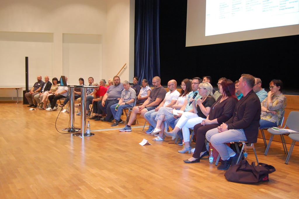 Etwa drei Viertel der 41 Kandidaten stellten sich dem Wahlforum zur Stadtratswahl Hohenmölsen am Montag im Bürgerhaus.
