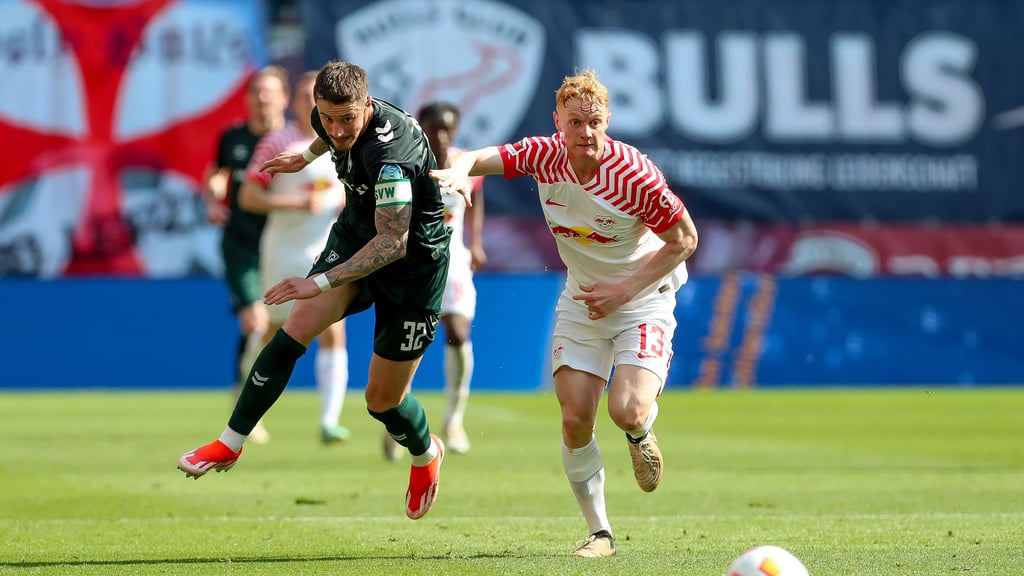 Ball im Blick: Nicolas Seiwald (r.) gegen Marco Friedl.