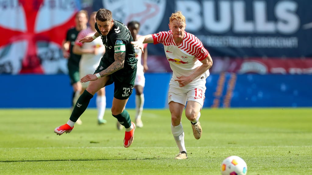 Ball im Blick: Nicolas Seiwald (r.) gegen Marco Friedl.