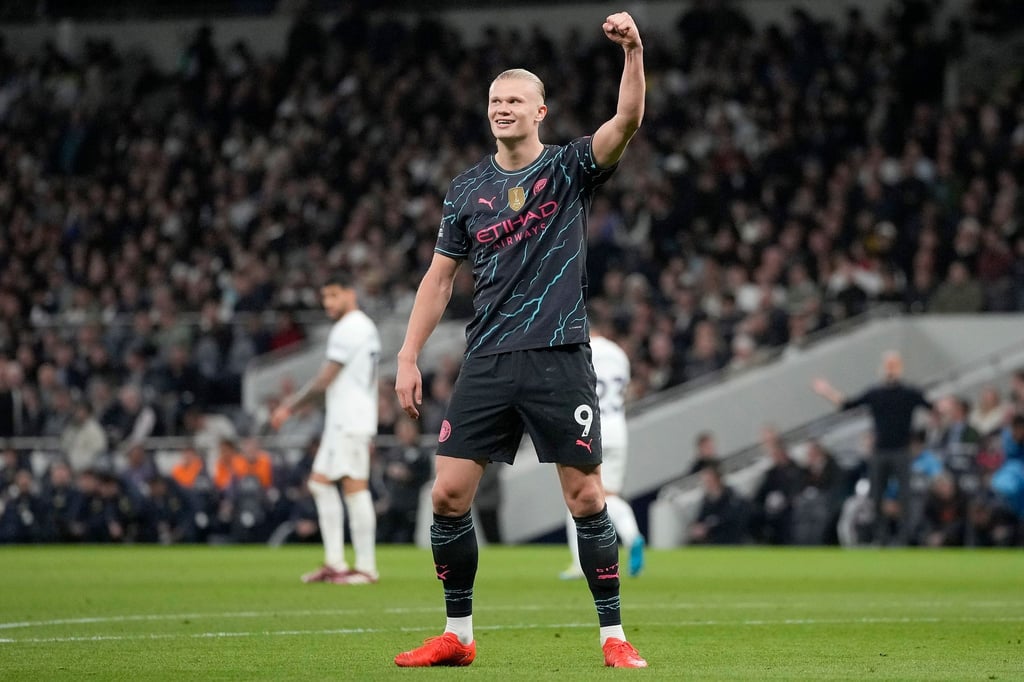 Erling Haaland feiert den ersten seiner beiden Treffer gegen die Tottenham Hotspur.