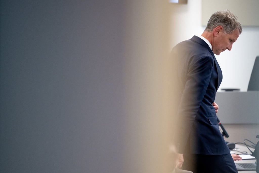 Björn Höcke, Vorsitzender der Thüringer AfD, ist nach einer Verhandlungspause durch die geöffnete Tür des Gerichtssaals im Justizzentrum Halle/Saale zu sehen.