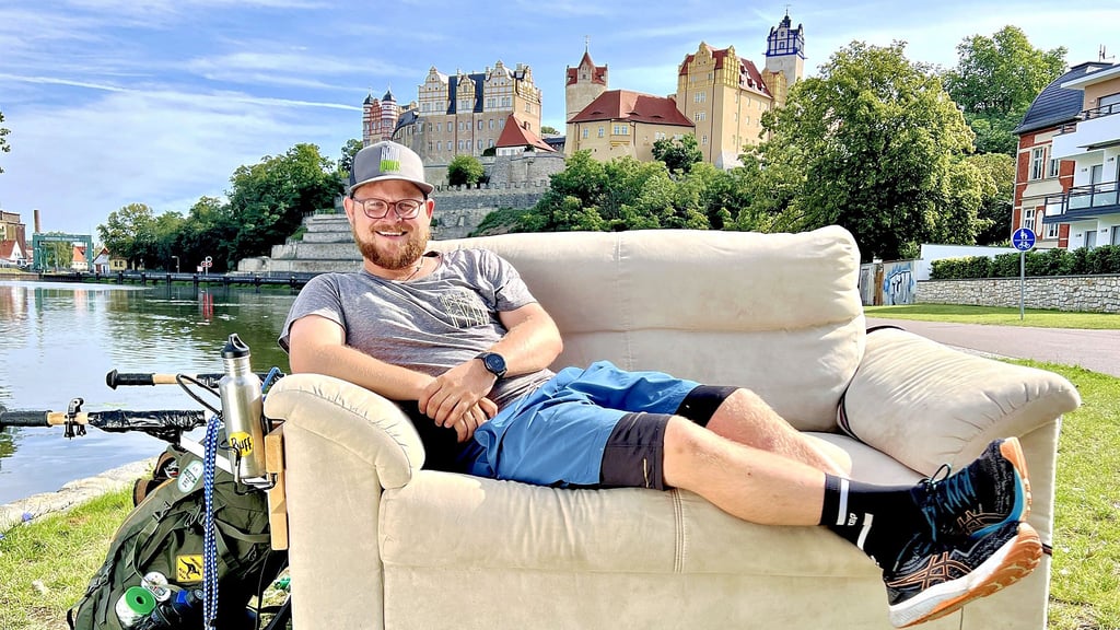 Jeppe Reinhardt reiste 250 Kilometer mit seiner Couch zu Fuß von Gera nach Magdeburg und kam dabei auch durch Bernburg.