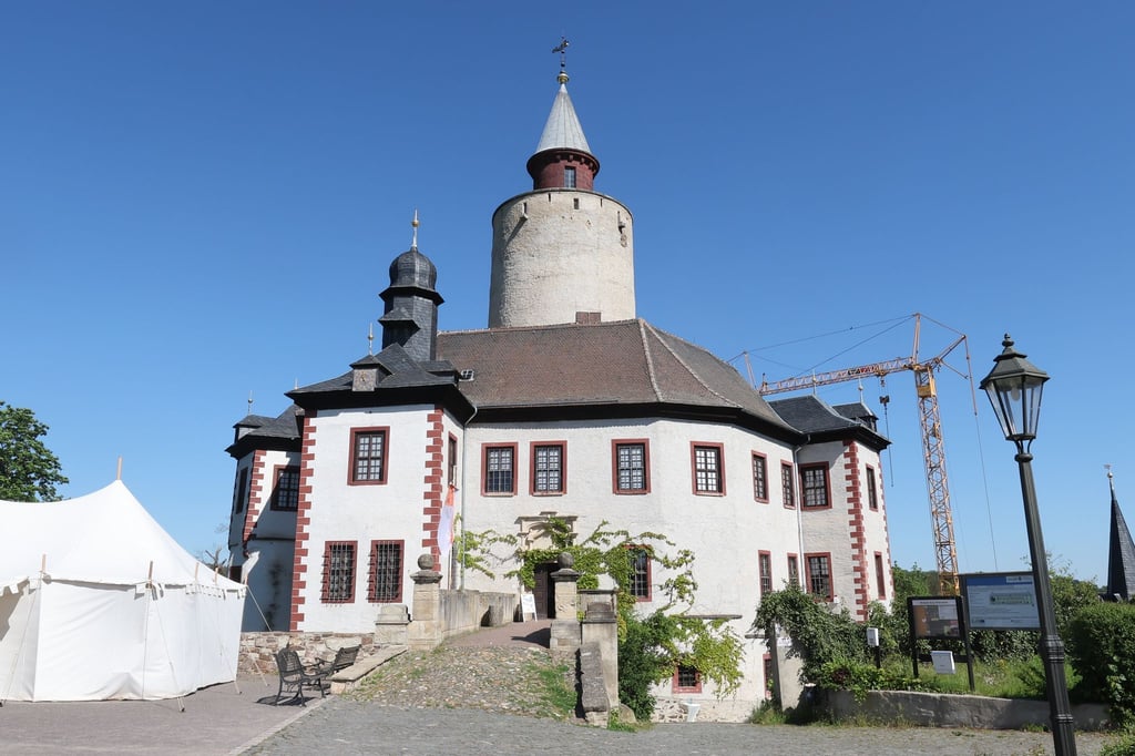 Die Burg Posterstein bei einer Baustellenbesichtigung zum Wiederaufbau des Nordflügels der Burg.