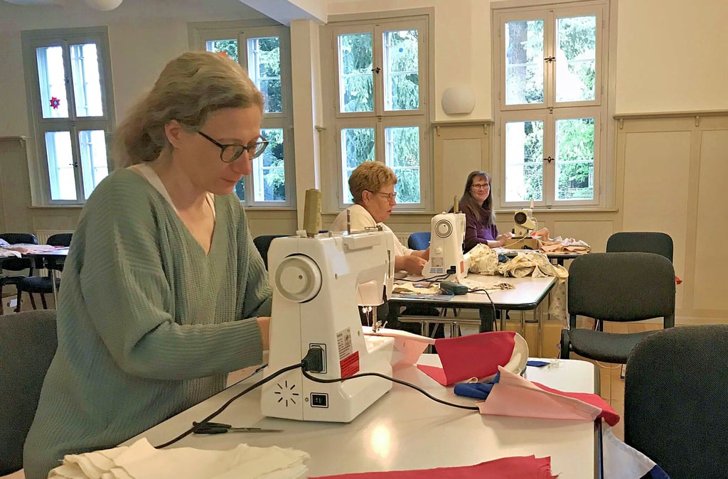 Hier nähen (von vorn) Veronika Neuwohner, Helga Naumann und Michaela Beutel. Auf den Wimpeln im Vordergrund werden noch die Hortkinder und ihre Erzieherinnen unterschreiben.