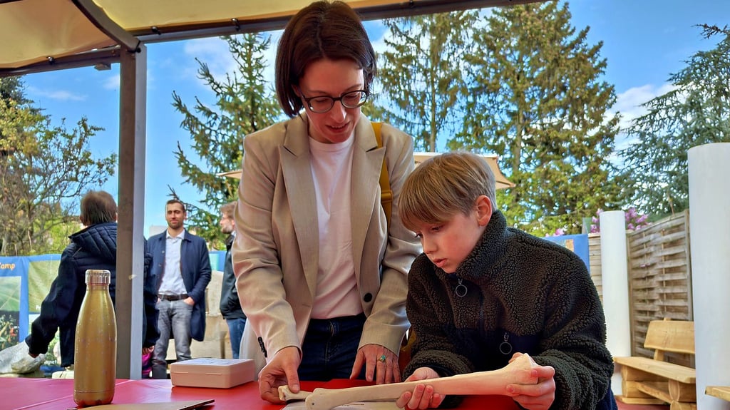 Jennifer Wilde hat als Archäologin schon auf vielen Ausgrabungsstätten gearbeitet und zeigt Bero Sieler, welche Aufgaben zu ihrem Beruf gehören. Zum Beispiel das Katalogisieren von Knochenfunden.