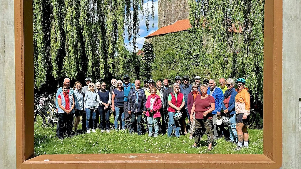 Die Besucher aus Böckwitz am Bilderrahmen in Oebisfelde