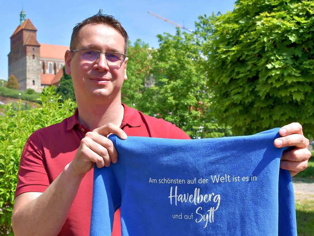 Martin Teubner, Vorsitzender des Havelberger Vereins „Gegenwind Deutschland“, zeigt den Ausspruch seines Sohnes, der ihn motiviert, sich für den Erhalt der Natur und gegen Windräder einzusetzen.