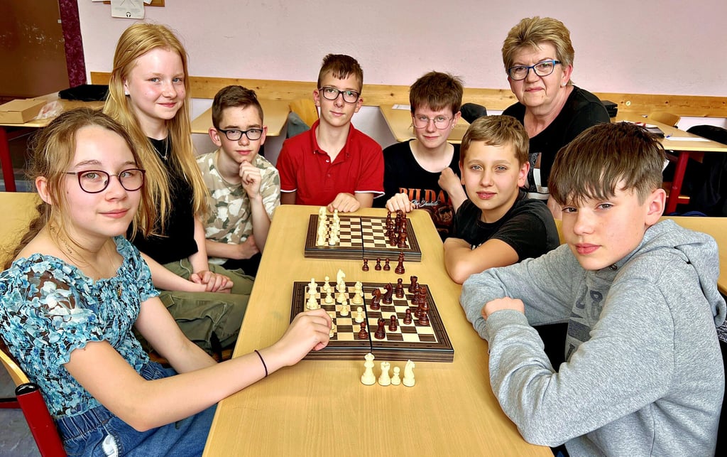 Melinda (von links), Lea Marie, Jeremy, Pepe, Joycelin, Linus und Iven spielen in der AG von Carmen Bachmann am liebsten Schach.