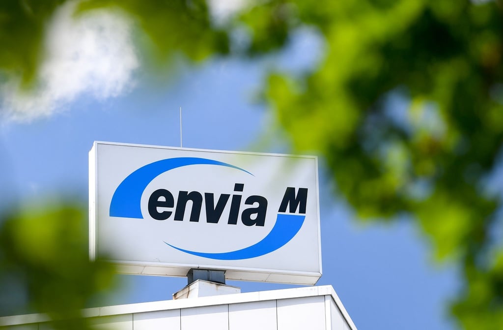 Das Logo des Energiedienstleisters EnviaM dreht sich auf dem Dach der Unternehmenszentrale in Chemnitz.