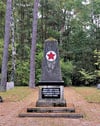 Auf dem sowjetischen  Friedhof wurden Kränze zerfleddert.