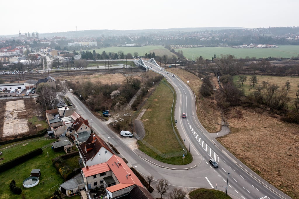 Blick aus der Vogelperspektive auf die Bahnbrücke zwischen Naumburg und Roßbach vor den Bauarbeiten, mit denen derzeit der "Schlenker" begradigt wird. Zur kommenden Weinmeile wird ein Gehbereich für Passanten geöffnet.