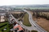 Blick aus der Vogelperspektive auf die Bahnbrücke zwischen Naumburg und Roßbach vor den Bauarbeiten, mit denen derzeit der "Schlenker" begradigt wird. Zur kommenden Weinmeile wird ein Gehbereich für Passanten geöffnet.  