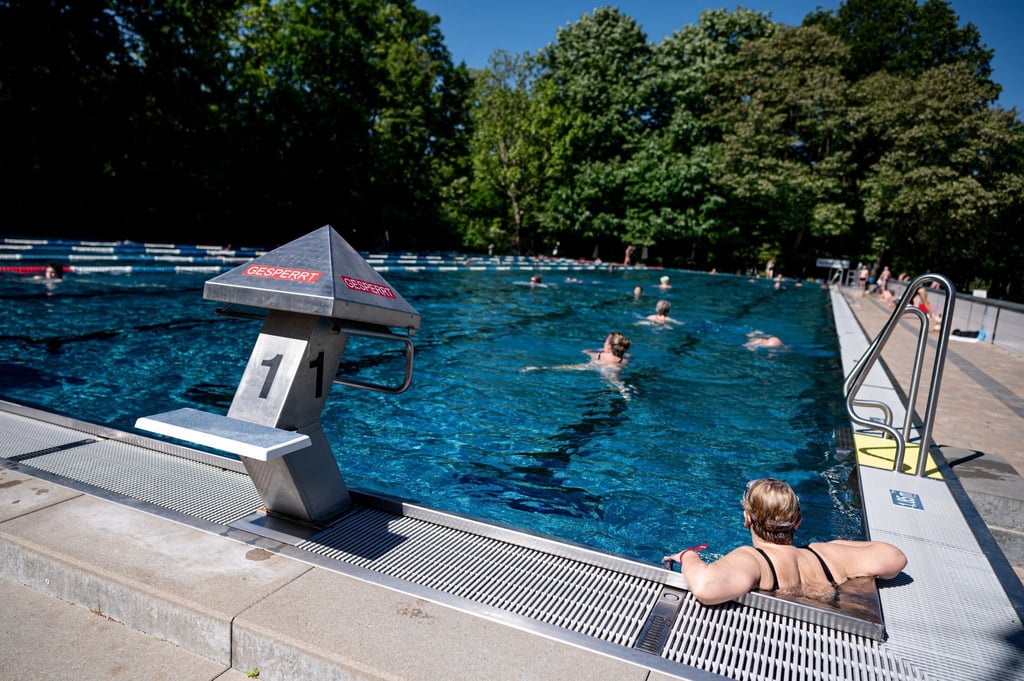 Badegäste schwimmen im Sommerbad Kreuzberg im Sportbecken. Zwei der drei Schwimmbecken des Sommerbades in Kreuzberg sind wegen Sanierungsarbeiten gesperrt. Die Berliner Bäder-Betriebe informieren heute über den Zustand des Sommerbades in Kreuzberg.