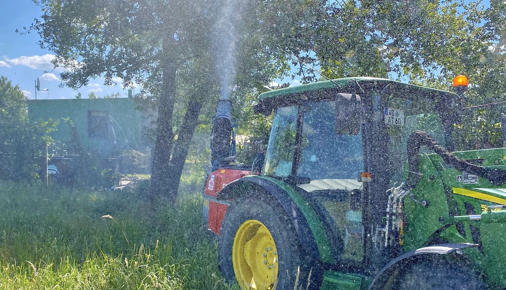 Mit dem steuerbaren Sprühkopf kann das Biozid bis in die Baumwipfel verwirbelt werden – hier bei einem Einsatz am Dienstag nahe des Eichenhains.