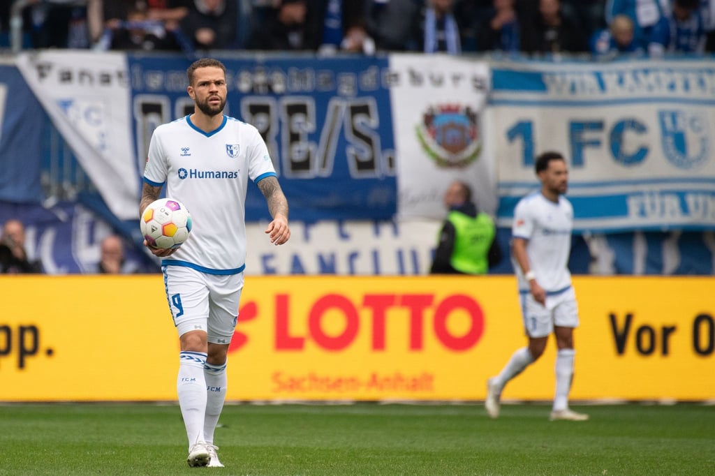 Magdeburgs Luc Castaignos trägt den Ball nach dem Tor zum 0:2 zum Mittelkreis.
